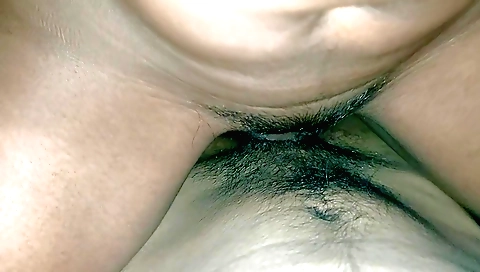 Hairy indian bhabhi is getting fucked in oyo hotel room