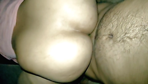 Indian lady masturbates in bathroom in hot sex video