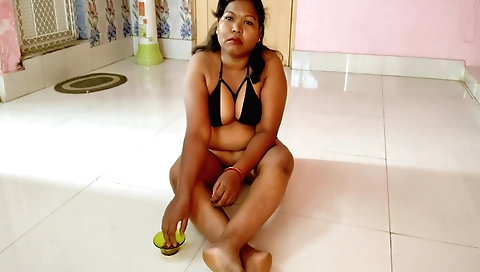 Indian girl shows off her body in the nude state 17