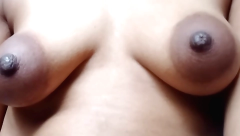 Indian girl showing her body naked in a homemade video