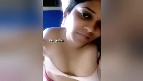 Indian beauty shows her body in sexy amateur solo video