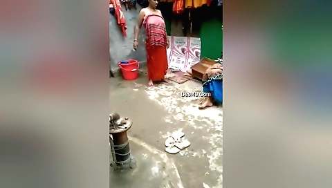 Indian bhabhi makes herself feel naked in the outdoor bath