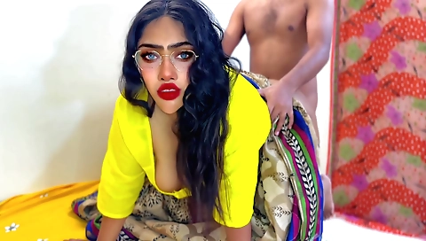 Amateur brunette with a nice big ass has a hard handjob