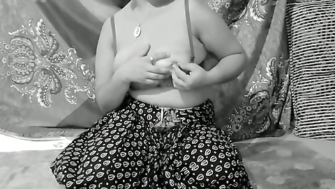 Indian wife shows off her big boobs in amateur solo