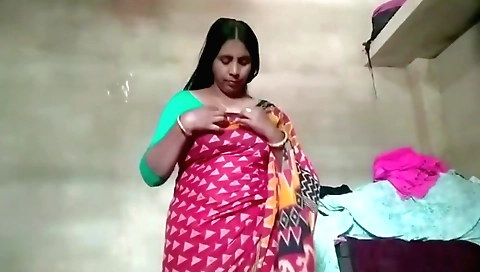 Sexy brunette is naked in her bedroom in amateur porn