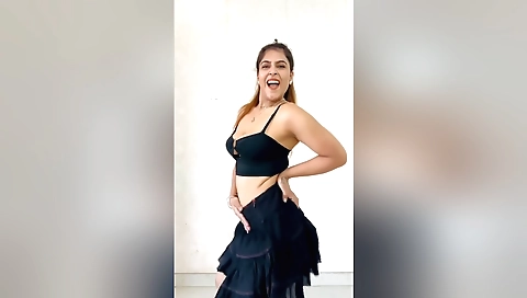 Hot teen stepsister gets her pussy banged in a solo scene