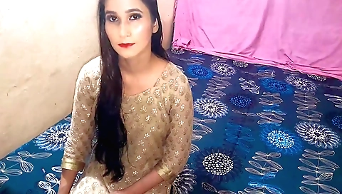 Beautiful brunette naked in a solo scene on webcam