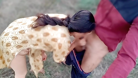 Brunette makes an outdoor amateur video with her boyfriend