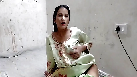 Indian brunette girl sucks cock in amateur porn video