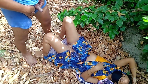 Indian brunette gets screwed by her boyfriend outdoors