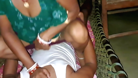 Indian brunette makes out in the shower and gets aroused