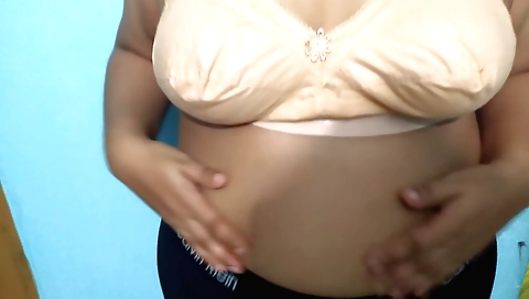 Indian solo girl in sexy outfit makes it on webcam