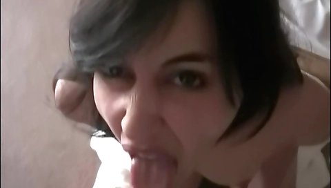 Amateur brunette gets her face covered in pussy juice