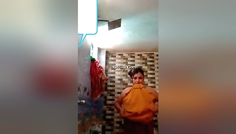 Amateur brunette with nice curves fingering and showering