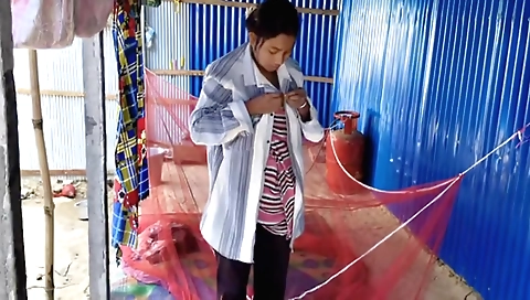 Indian woman showing her body in homemade porn clip