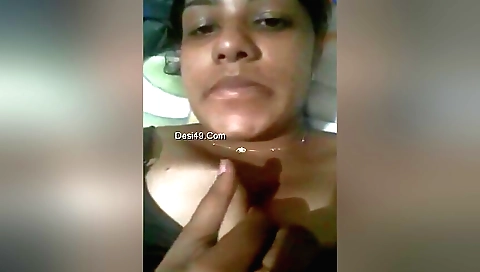 Solo amateur brunette amateur video with fingering