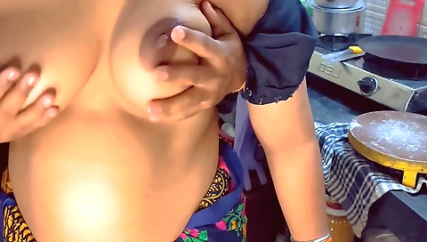 2 Bhabhi Khana Paka Raha Tha Ushe Zabardasti Karke Chud Diya