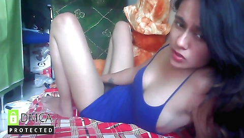 amateur brunette video with a big dildo in her bed