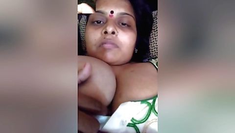 Bhabhi shows off her body while playing with a cam