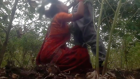 Amateurs brunette with a pair of boobs and a pair of small tits