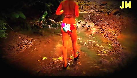 Indian hottie rides the waterfall in a very attractive way