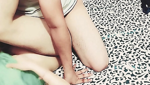 Amateur brunette girl showing off her big ass on the cam