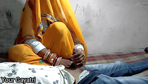 Indian slut gets handjob by her boss in webcam scene