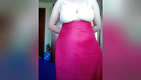 Solo indian amateur bitch is cumming on the webcam