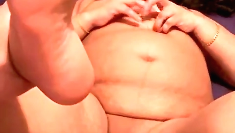 Indian amateur bhabhi is having some sex in her bed