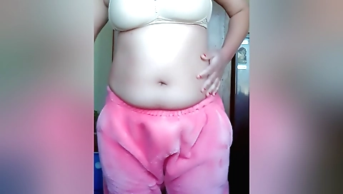 Chubby chick masturbating in her bedroom solo video