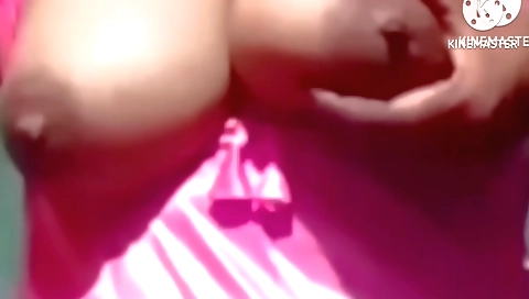 Indian girl is showing her sexy body and she is wearing a blouse