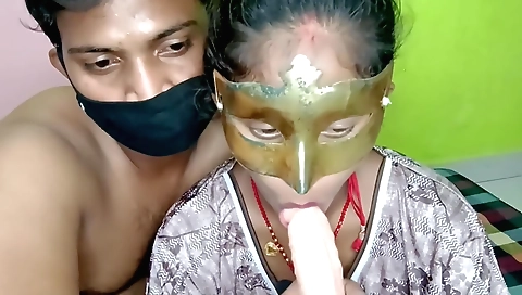 Indian amateur webcam video with a sexy pussy and dildo