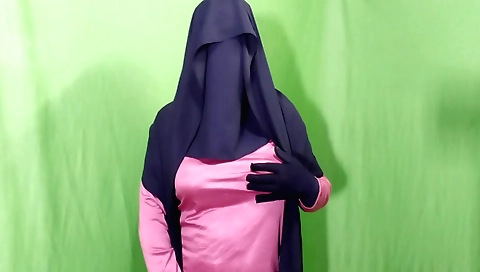 Indian housewife in the bedroom gets naked and banged