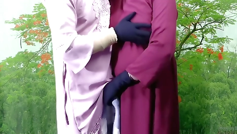 Indian girl masturbates with vibrator and gets horny