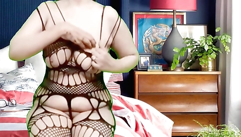 Indian slut is showing off her huge tits in the hd video