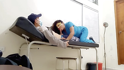 Indian doctor with small tits gives a nice amateur porn