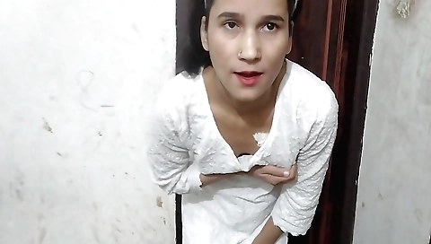 Indian teen gets naked on the bed and enjoys a hot solo