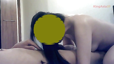 Brunette 18+ amateur babe enjoys sucking and stretching her pussy