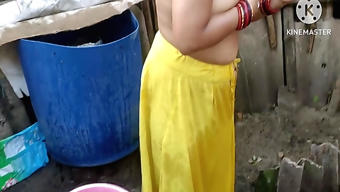 Indian bhabhi bathed in hot outdoor in the bathtub