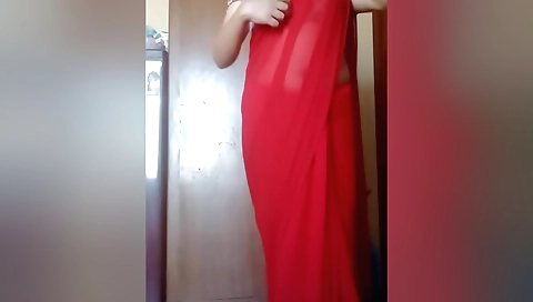 Indian girl in a white saree masturbates in a webcam video