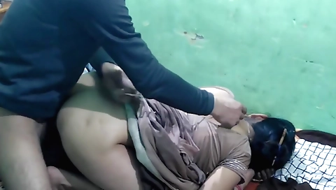 Amateur brunette 18+ getting off in a tight amateur porn video