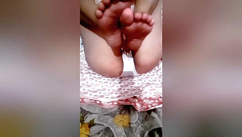 Curvy amateur brunette seducing her own guy in her feet