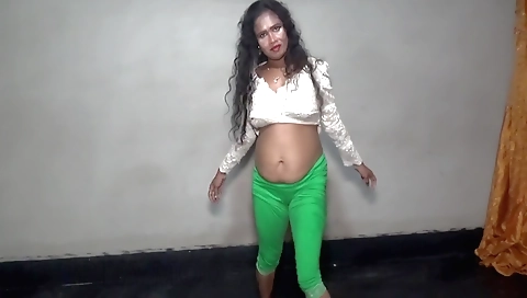 Indian babe does some dance poses for you on camera