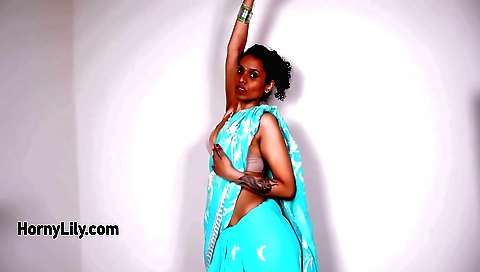 Amateur wife in the amateur solo video showing boobs