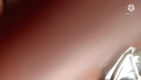 Amateur brunette gets naked to make love to herself