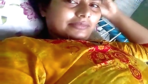 Indian beauty is showing her boobs in amateur porn